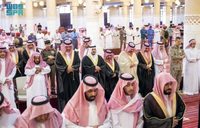 نائب أمير الرياض يؤدي صلاة الميت على والدة الأميرة مضاوي بنت تركي بن سعود الكبير