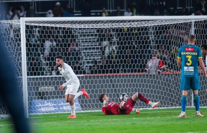 دوري روشن: الاتحاد يكسب العروبة بثنائية ويعتلي الصدارة مؤقتاً