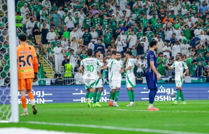 دوري روشن: الأهلي يتغلب على ضيفه الرائد (2 - 0)