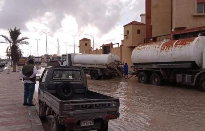 محافظ مطروح يتابع اعمال رفع مياه الامطار من شوارع المدن