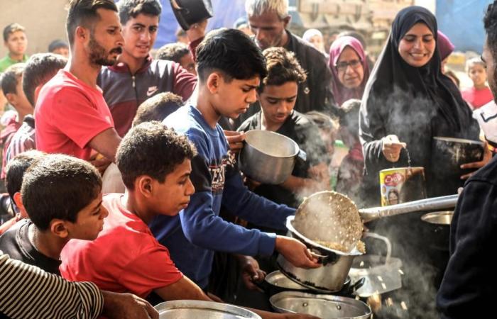 لتعزيز المساعدات.. إسرائيل ستعيد فتح معبر إلى غزة