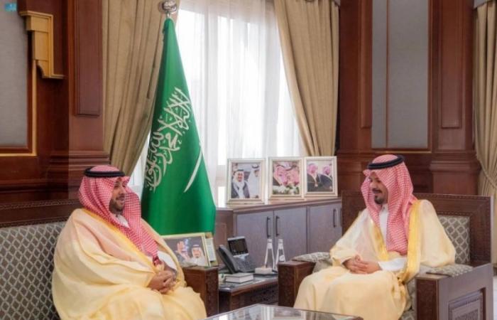 سلمان بن سلطان يطلع على مشاريع "رؤى المدينة القابضة"