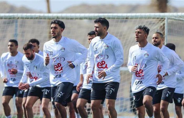 منتخب مصر بالقميص الأحمر وكاب فيردي بالأزرق