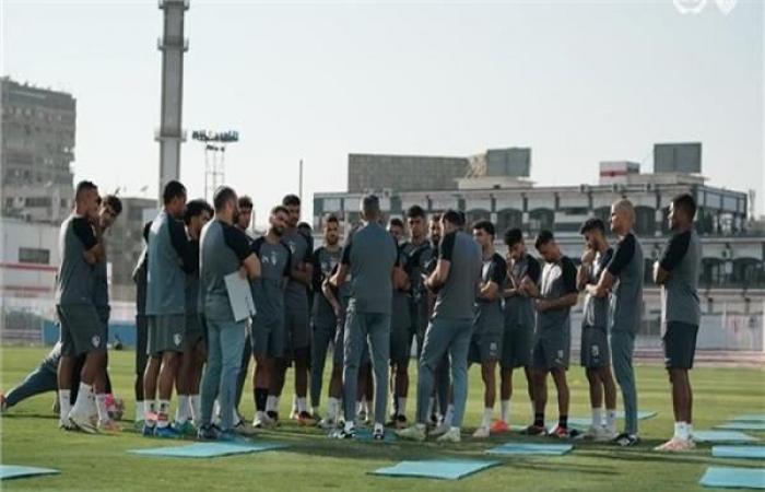 ملحق السفارة المصرية بليبيا يحضر مران الزمالك قبل ودية النصر