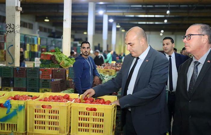 خلال زيارته لسوق الجملة ببئر القصعة: والي بن عروس يدعو للضرب على أيادي المحتكرين والمضاربين (صور)