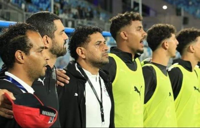 المدرب البرازيلي لحراس مرمى منتخب الشباب لكرة القدم يبكي وقت عزف نشيد مصر الوطني