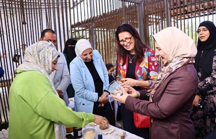 في مركب نيلي .. نائب محافظ دمياط تتفقد المدينة الآمنة للسيدات