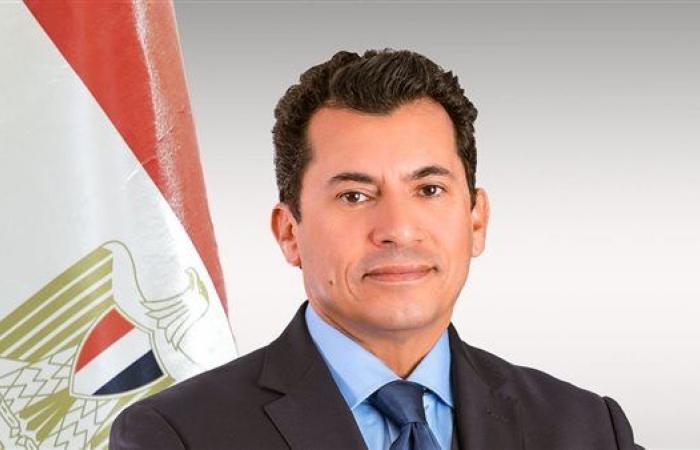 وزير الرياضة يطمئن على عضو مجلس إدارة الزمالك بعد حادث حريق منزله