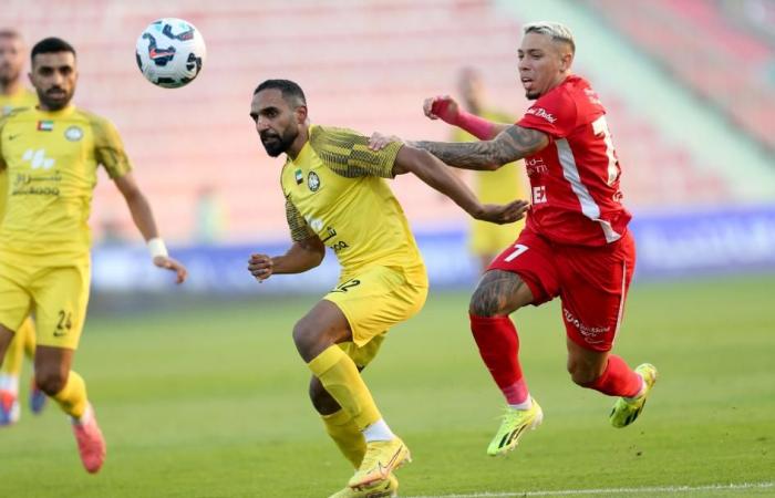 صلابة دفاع كلباء تجرّد شباب الأهلي صدارة الدوري