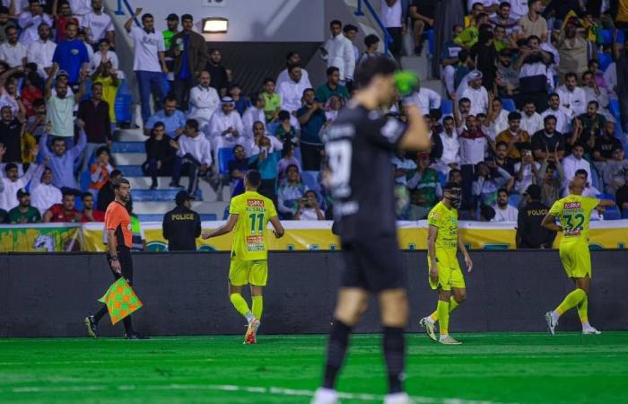 الهلال يغرق في «الخليج»