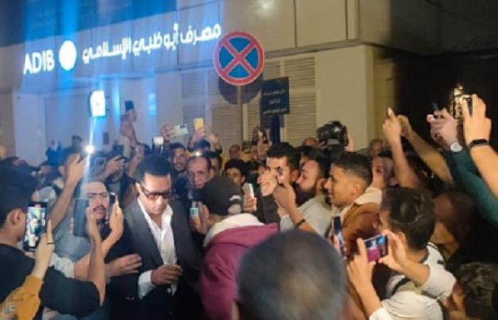 وسط زحام شديد.. بالصور شقيق محمد رحيم يستقبل محمد رمضان بالاحضان