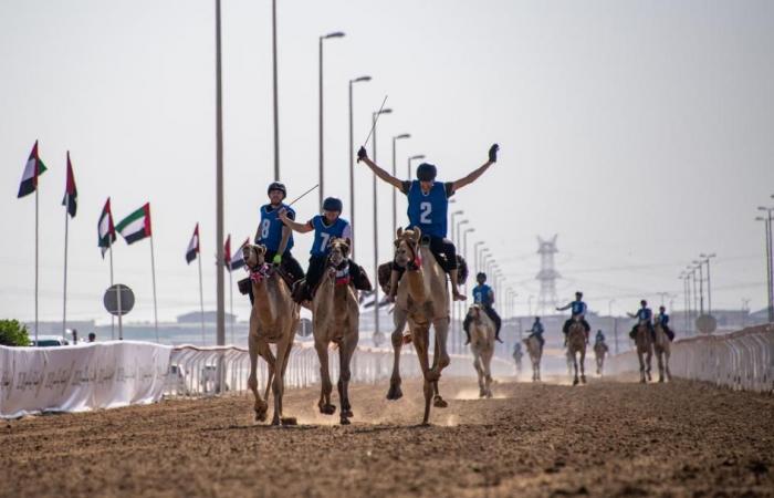 53 متسابقاً والصدارة إماراتية في سباق ماراثون رحلة الهجن بمضمار الوثبة