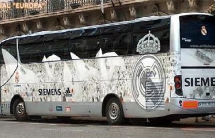 حافلة ريال مدريد تتعرض لحادث تصادم فى إنجلترا.. فيديو