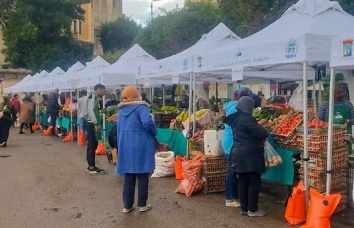 إقبال جماهيري على سوق اليوم الواحد للمزارعين بمحطة الرمل.. صور