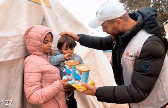 «عظيمة يا مصر يا أرض النعم والكرم».. دعما لأهل فلسطين توزيع كراتين ألبان على أطفال غزة