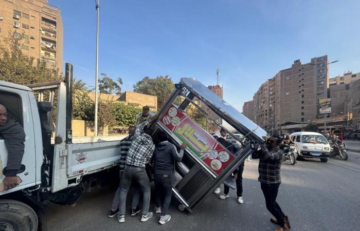 محافظة الجيزة: غلق ورفع إشغالات منشآت تجارية مخالفة تدار بدون ترخيص بالهرم