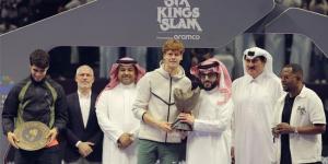 الإيطالي سينر يتوج ببطولة “The six Kings Slam” في الرياض