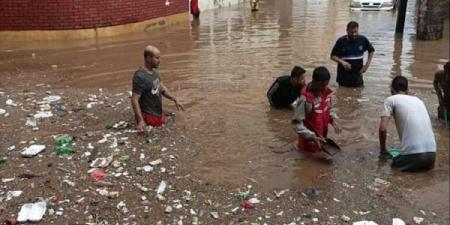 المنخفض الجوي.. سيول الأمطار تُغرق شوارع عدن وتخلف خسائر مادية