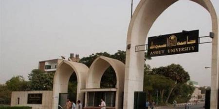 الدكتور المنشاوي يصدر قرارًا بتجديد ندب المستشار عبدالرازق عثمان مستشارًا قانونيًا في جامعة أسيوط