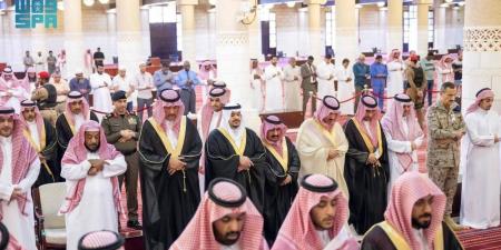 نائب أمير الرياض يؤدي صلاة الميت على والدة الأميرة مضاوي بنت تركي بن سعود الكبير