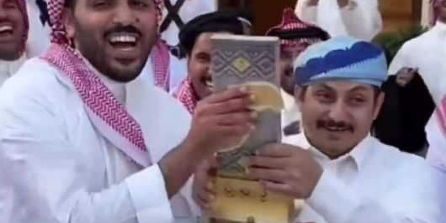 مشهور سعودي يكرم عاملًا يمنيًا بمنحه جائزة مزايين الإبل.. قصة إنسانية تثير مواقع التواصل