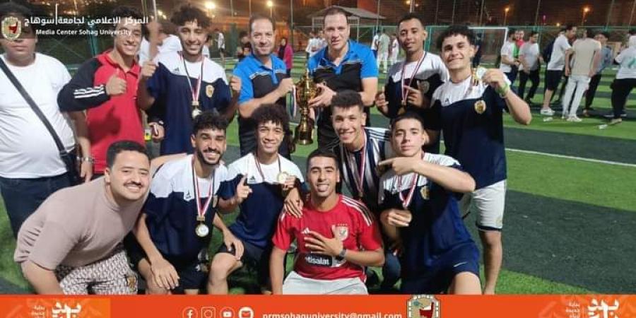 الميدالية الذهبية لمنتخب جامعة سوهاج لخماسي كرة القدم