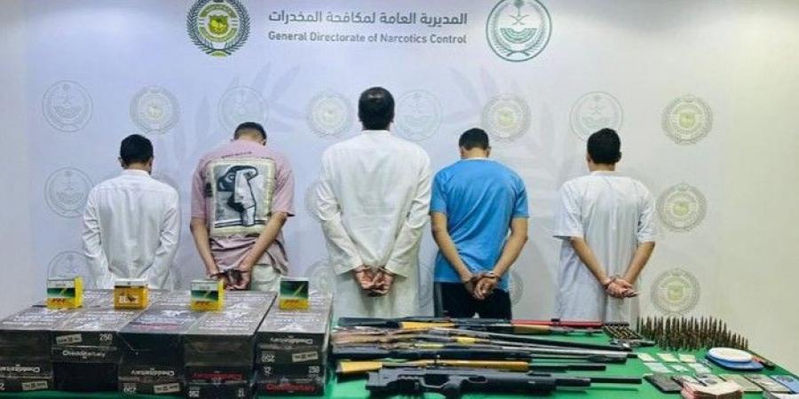 القبض على (5) مواطنين في الحدود الشمالية لترويجهم مادتي الإمفيتامين والحشيش المخدرتين