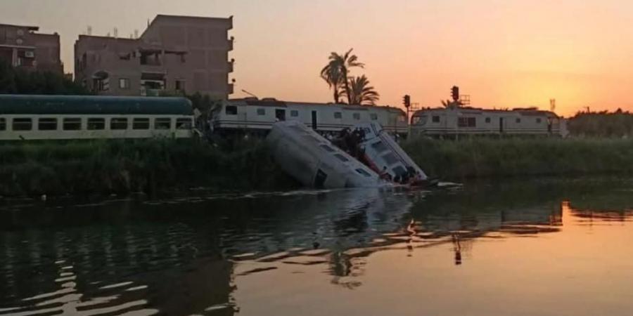 فيديو | استنفار أمني بعد تصادم قطارين وسقوطهما في إحدى الترع بمصر