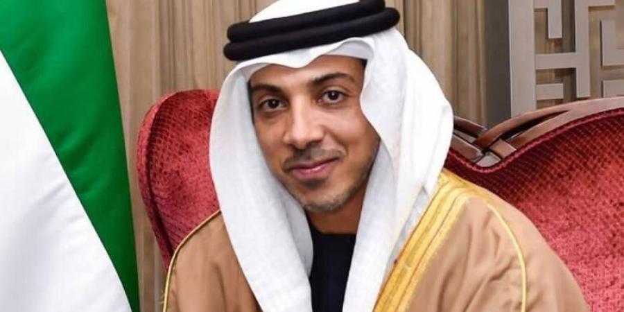 منصور بن زايد يعزي في وفاة خميس مرزوق الدرمكي