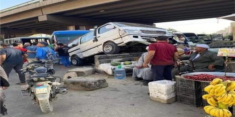 حادث تصادم أتوبيسين وسيارة ميكروباص أعلى الطريق الدائري ببولاق