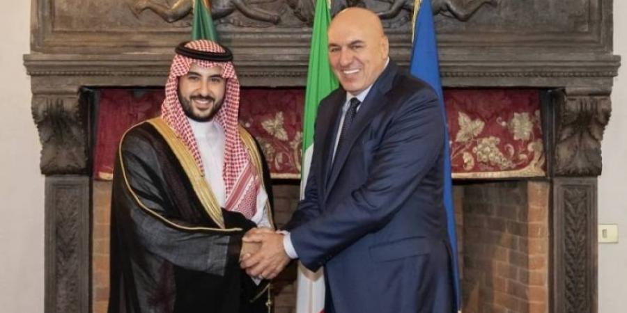 خالد بن سلمان يبحث التعاون الدفاعي في روما