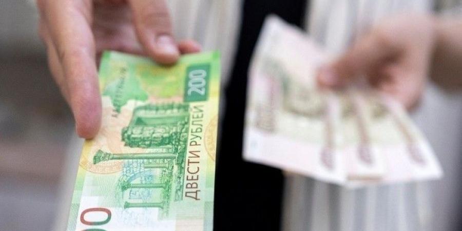 المركزي الروسي يخفض سعر الروبل مقابل العملات الرئيسية