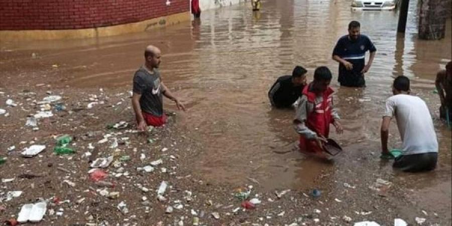 المنخفض الجوي.. سيول الأمطار تُغرق شوارع عدن وتخلف خسائر مادية