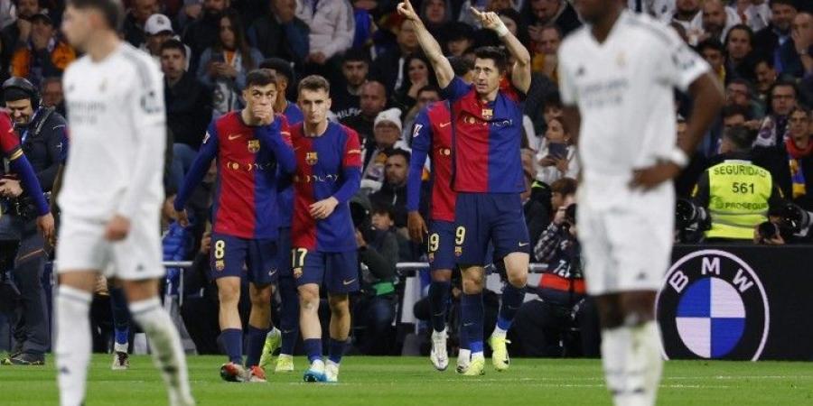 برشلونة يضرب ريال مدريد برباعية قاسية في عقر داره