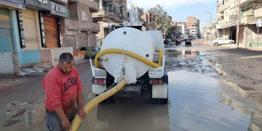 فرق الطوارئ تواصل عملها بالمناطق المتضررة بالأمطار بمرسي مطروح