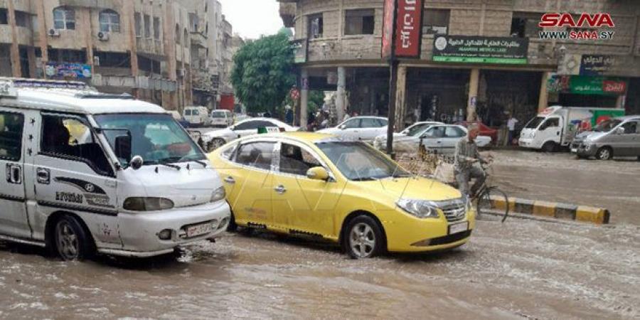 سيول في شوارع مدينة حماة جراء الأمطار الغزيرة