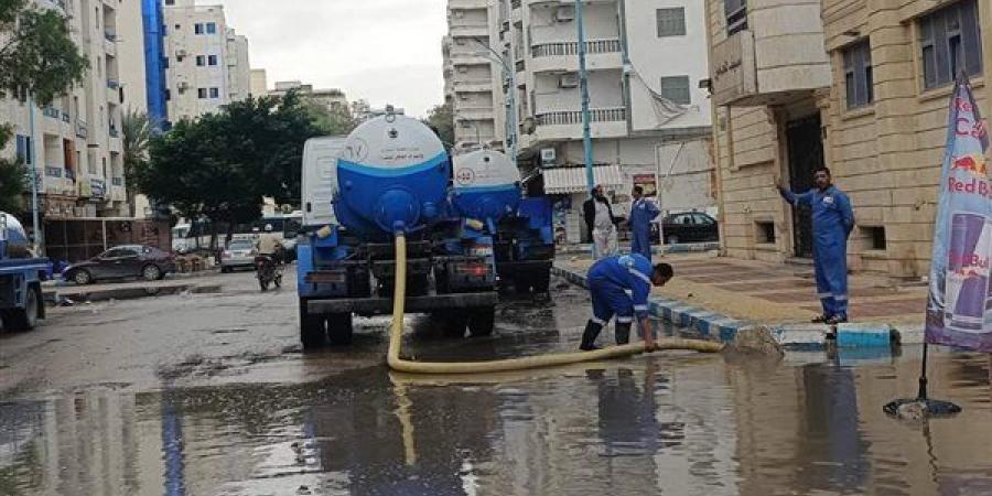 رئيس مياه مطروح يتابع أعمال إزالة تراكمات الأمطار