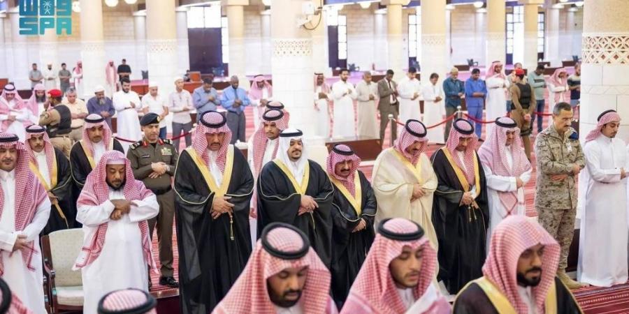 نائب أمير الرياض يؤدي صلاة الميت على والدة الأميرة مضاوي بنت تركي بن سعود الكبير