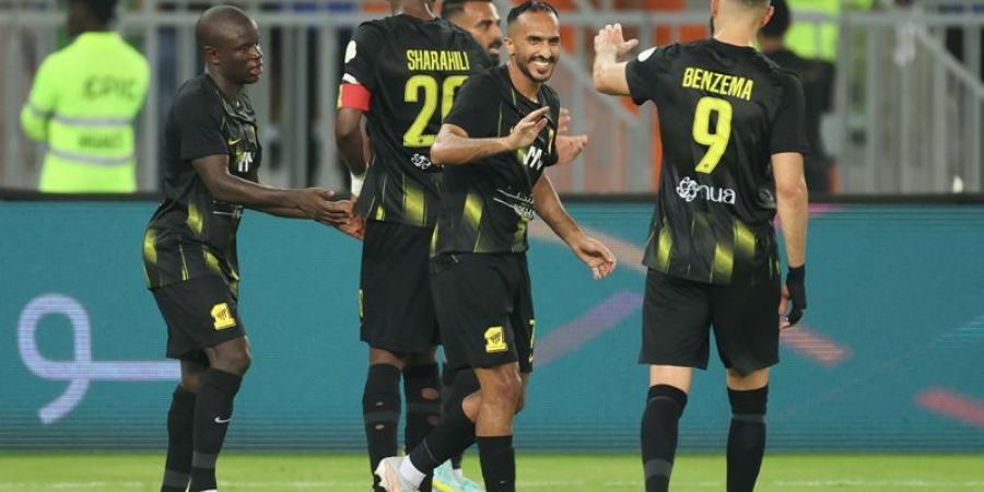 الاتحاد يهزم العروبة بهدفين ويتصدر الدورى السعودى